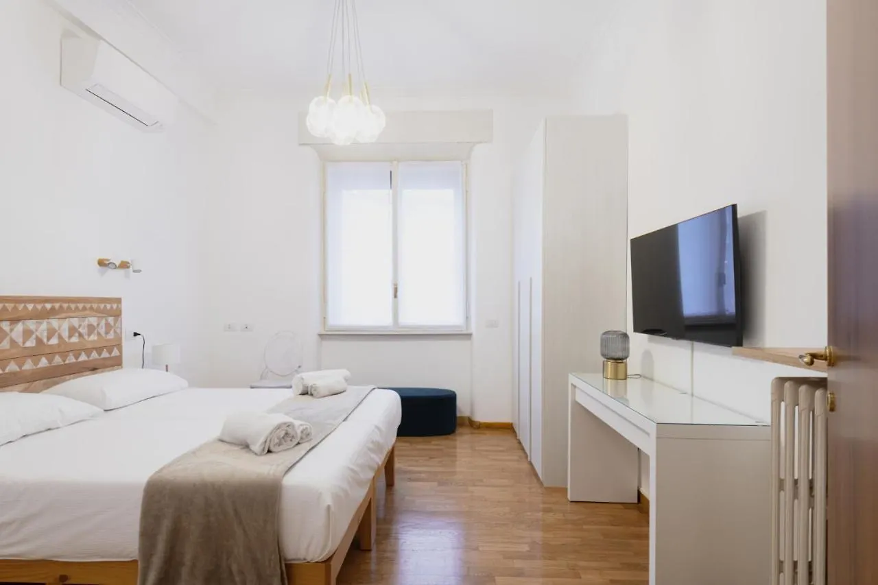 Easylife - Attico Di Lusso A Pochi Passi Dal Duomo Apartment Milan 0*,  Italy